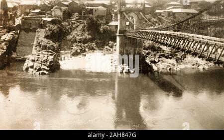 India, vista di Victoria ponte sopra il fiume Beas a mandi. La sospensione ponte fu costruito da Raja Bijai Sen e coloniale del governo britannico nel 1877. Manoscritto originale didascalia: MANDI BRIDGE, 1920. 2001/243/1/1/3/29. Foto Stock