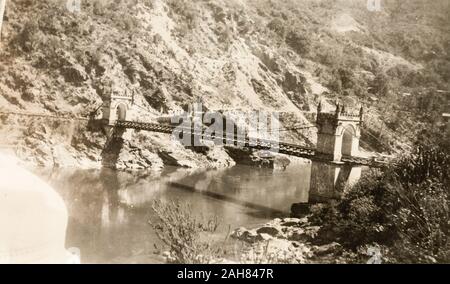 India, vista di Victoria ponte sopra il fiume Beas a mandi. La sospensione ponte fu costruito da Raja Bijai Sen e coloniale del governo britannico nel 1877. Manoscritto originale didascalia: MANDI BRIDGE, 1920. 2001/243/1/1/3/33. Foto Stock