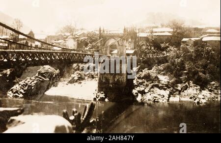 India, vista di Victoria ponte sopra il fiume Beas a mandi. La sospensione ponte fu costruito da Raja Bijai Sen e coloniale del governo britannico nel 1877. Manoscritto originale didascalia: MANDI BRIDGE, 1920. 2001/243/1/1/3/30. Foto Stock