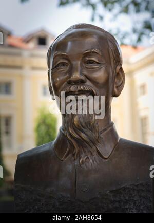 Busto di Ho Chi Minh da scultore vietnamita Tran Van Lam in giardini di Asian Civilisations Museum, Singapore. Ho Chi Minh, 1890 - 1969, rivoluzione Foto Stock