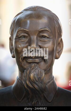 Busto di Ho Chi Minh da scultore vietnamita Tran Van Lam in giardini di Asian Civilisations Museum, Singapore. Ho Chi Minh, 1890 - 1969, rivoluzione Foto Stock