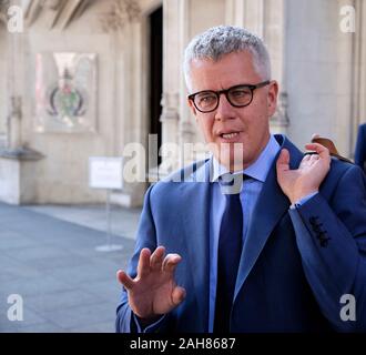 Jolyon Maugham QC parlando con folla davanti alla Corte suprema prima che il secondo giorno di audizioni in la legittimità della proroga del parlamento Foto Stock