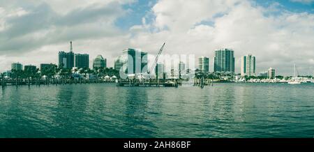 Vista di Coconut Grove dall'acqua. Foto Stock