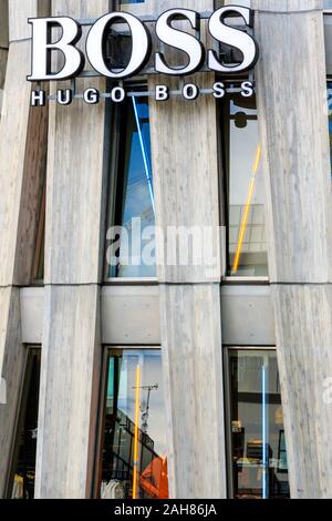 Hugo Boss flagship store di Omotesando, Tokyo. Designer Norihiko Dan. Più a forma di foglie, colonne realizzate in cemento armato. Nome logo. Foto Stock