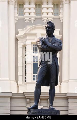 Repubblica di Singapore. Statua di Sir Stamford Raffles, 1781 - 1826, da scultore inglese Thomas Woolner, 1825 - 1892, che sorge di fronte al cit Foto Stock