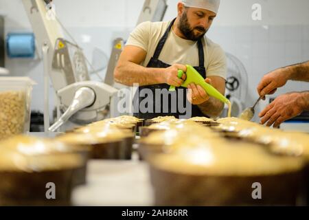 La preparazione e la decorazione di panettone per la cottura Foto Stock