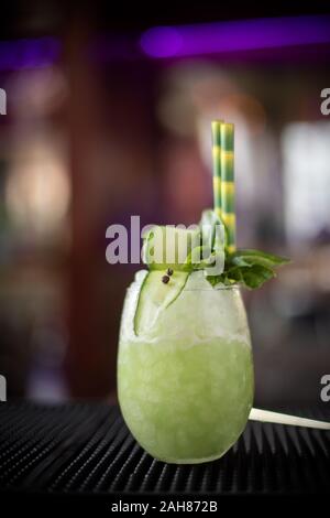 Appena fatta in casa cocktail per il partito in un bar vicino fino Foto Stock