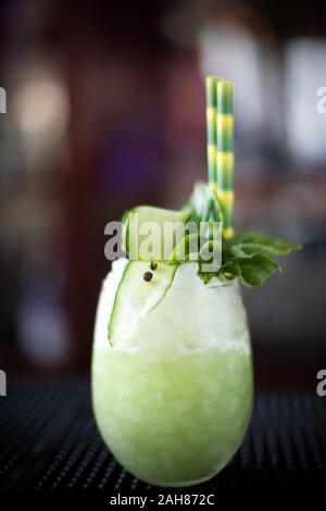 Appena fatta in casa cocktail per il partito in un bar vicino fino Foto Stock