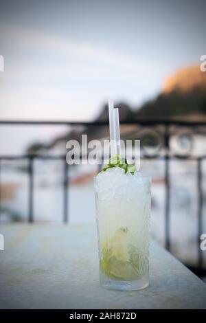 Appena fatta in casa cocktail per il partito in un bar vicino fino Foto Stock