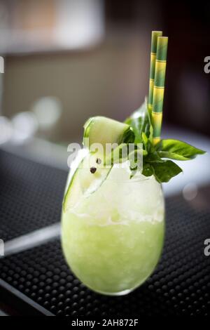 Appena fatta in casa cocktail per il partito in un bar vicino fino Foto Stock