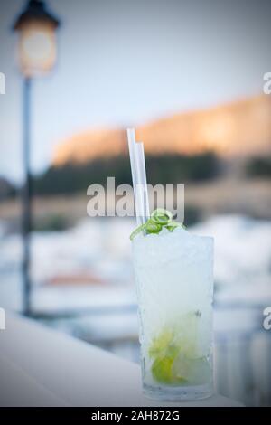 Appena fatta in casa cocktail per il partito in un bar vicino fino Foto Stock