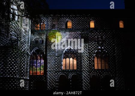 La Cattedrale di Durham è illuminata da una video-proiezione durante la Lumiere Festival, 2019 Foto Stock