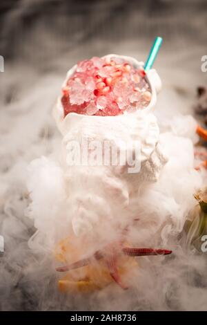 Appena fatta in casa cocktail per il partito in un bar vicino fino Foto Stock