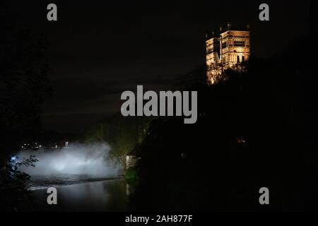 La nebbia sul fiume indossare di fronte la Cattedrale di Durham durante la Lumiere Festival 2019 Foto Stock