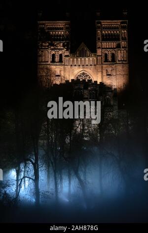 La nebbia sul fiume indossare di fronte la Cattedrale di Durham durante la Lumiere Festival 2019 Foto Stock