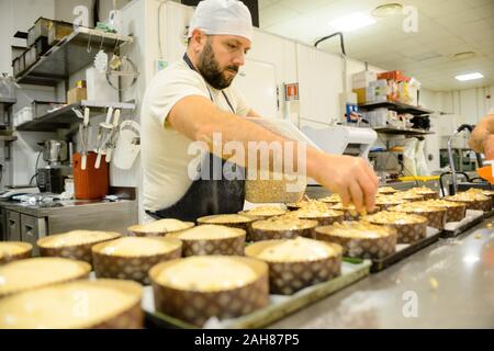 La preparazione e la decorazione di panettone per la cottura Foto Stock