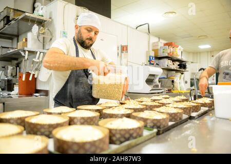 La preparazione e la decorazione di panettone per la cottura Foto Stock