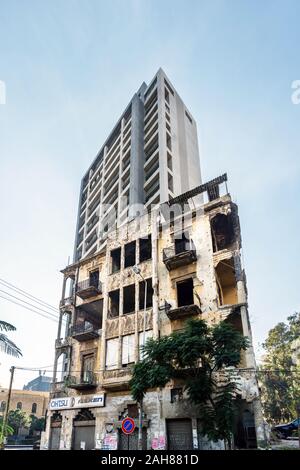 Vecchio edificio danneggiato dalla guerra civile libanese e moderno grattacielo, Sodeco, Beirut, Libano Foto Stock