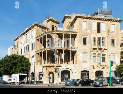 La scommessa storica o di Beirut Barakat edificio, un proiettile-riddled edificio ristrutturato e trasformato in museo Sodeco, Achrafieh, Libano Foto Stock