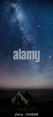 Un bothy abbandonati, il guscio di una casa in rovina sulla costa Berwickshire percorso in Scozia, al di sotto della Via Lattea e un cielo pieno di stelle Foto Stock