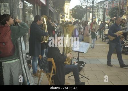 Musicisti di strada nella Spagna settentrionale, da pasakdek Foto Stock