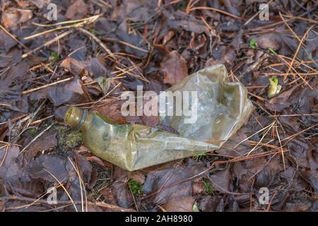 Molto vecchia plastica bibite analcoliche bottiglia littering la campagna. Marca sconosciuta bottiglia in modo RM solo editoriale. Uso singola in plastica concetto dell'inquinamento. Foto Stock