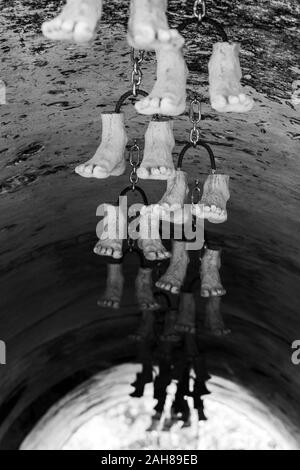 La lettonia, LIEPAJA - 8 giugno: Liepaja è un ottimo luogo dove assaporare l'arte, la musica e le attività sulla spiaggia. Vista dell'oggetto d'arte, ai piedi delle gambe su 8 giugno Foto Stock