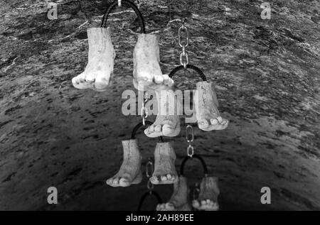 La lettonia, LIEPAJA - 8 giugno: Liepaja è un ottimo luogo dove assaporare l'arte, la musica e le attività sulla spiaggia. Vista dell'oggetto d'arte, ai piedi delle gambe su 8 giugno Foto Stock