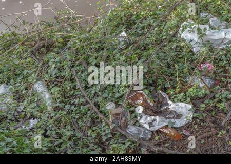 Pila di uso singola in plastica imballaggi alimentari littering un angolo di campagna. Molti marchi in modo RM solo editoriale. Campagna inquinata UK. Foto Stock