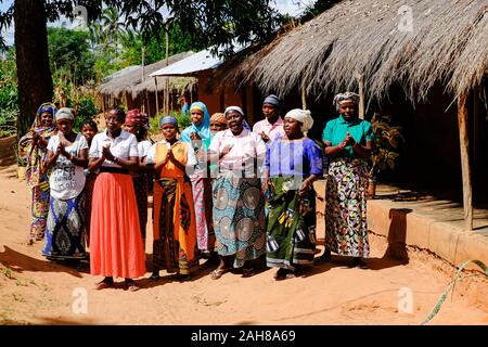 Il gruppo di donne africane cantando una canzone di benvenuto Foto Stock