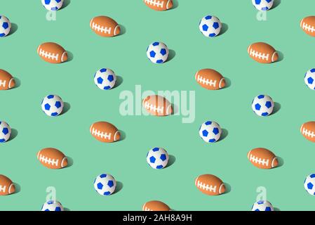 Palloni da calcio e palloni pattern su sfondo verde il minimo creative sport concept. Foto Stock