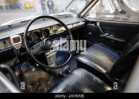 Bucarest, Romania - 22 dicembre 2019: interni di una vecchia Dacia auto della polizia dalla Romania comunista. Foto Stock