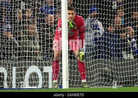 Londra, Inghilterra - Dicembre 26th Southampton il portiere Alex McCarthy durante il match di Premier League tra Chelsea e Southampton a Stamford Bridge, Londra giovedì 26 dicembre 2019. (Credit: Leila Coker | MI News ) la fotografia può essere utilizzata solo per il giornale e/o rivista scopi editoriali, è richiesta una licenza per uso commerciale Credito: MI News & Sport /Alamy Live News Foto Stock