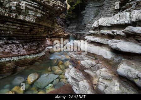 Ampia vista panoramica di un canyon italiano stratificato con un ruscello che scorre sul fondo, noto come Brent De l'Art Foto Stock