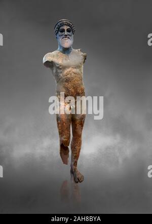 Bronze arcaica greca antica statua di Poseidon, trovato nell'antico porto di Plataiai, Golfo di Livadostra, Atene Museo Archeologico Nazionale. Cat Foto Stock