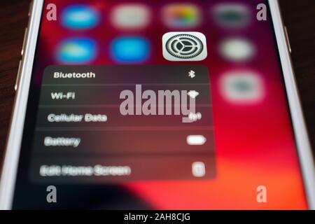 A comparsa configurazione su telefono modalità buia Foto Stock