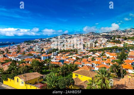 Vista delle case a Funchal, Madeira, Portogallo Foto Stock