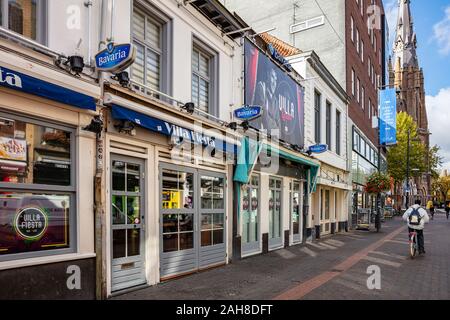 Eindhoven, Paesi Bassi. Ottobre 10, 2019. Negozi, bar situato in Stratumseind strada chiusa a luce diurna. Foto Stock