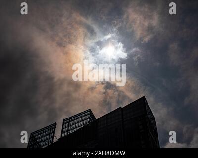 SINGAPORE - 26 dic 2019 - Vista del "anello di fuoco anulare eclissi solare dal Singapore Central Business District (CBD) nel pomeriggio. Foto Stock