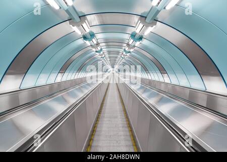 Immagine simmetrica di un futuristico passaggio pedonale nel sistema sotterraneo di San Pietroburgo Foto Stock