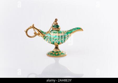 Aladdin's magic lampada genie isolato su bianco. Aladdin's Lamp è verde su uno sfondo bianco. Foto Stock