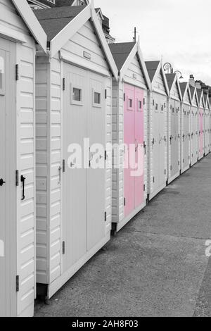 Colorsplash di una fila di cabine sulla spiaggia, a Lyme Regis nel Dorset. Foto Stock