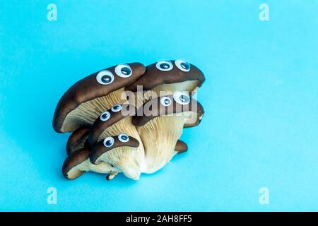 Funghi Oyster con gli occhi. Bambini e divertente il concetto di cibo. Foto Stock