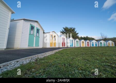 Ultra ampia di capanne da spiaggia a Par Beach, Cornovaglia, sotto il sole. Staycation UK, Turismo della Cornovaglia e metafora delle vacanze al mare. Marchio e proprietà solo in modo ed Foto Stock