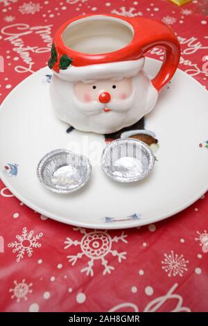 Vuoto Santa mug e tritare i casi a torta Foto Stock