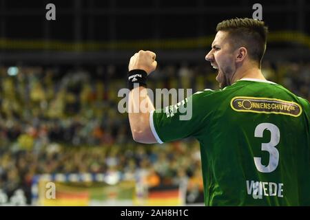 Berlino, Germania. Il 26 dicembre, 2019. Pallamano: Bundesliga, Füchse Berlin - SC DHfK Leipzig, XIV GIORNATA Max-Schmeling-Halle. Fox player Fabian Wiede cheers. Credito: Jörg Carstensen/dpa/Alamy Live News Foto Stock