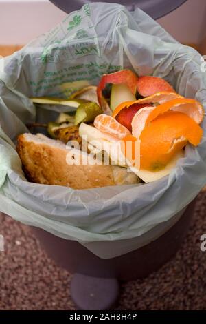 Aprire i rifiuti alimentari bin con contenuto Foto Stock