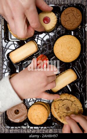 Preleva i biscotti preferiti Foto Stock