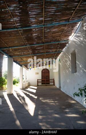 Ingresso della Chiesa abadoned Ermita de Sant Antoni y Sant Jaume veritcl nel cappuccio Blanche con drammatica raggi solari, Altea, Spagna Foto Stock