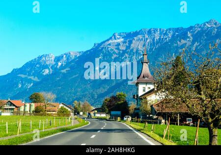 Strada con montagne delle Alpi da Interlaken. Il cantone di Berna. Svizzera Foto Stock